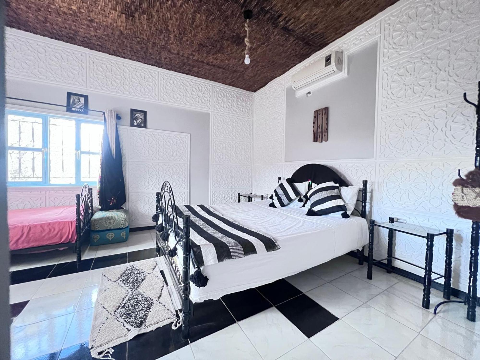 La Maison Traditionnelle Hotel Et Guesthouse Tafraout Bagian luar foto